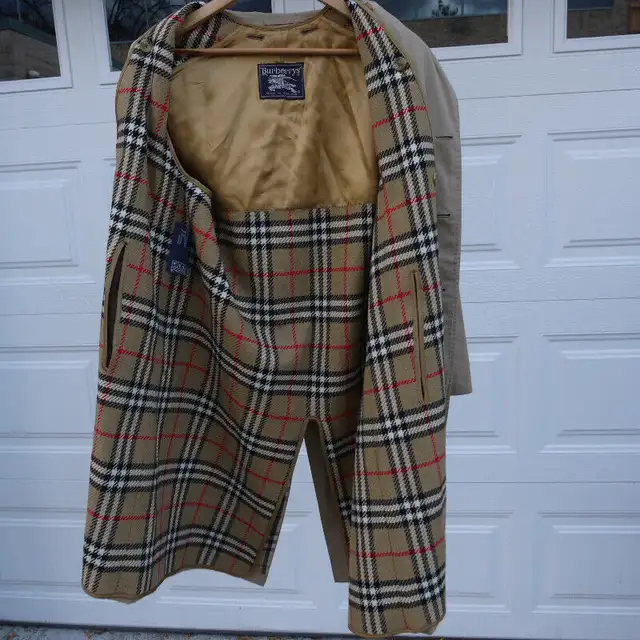 Burberrys Mens Trench Coat Beige Size Small in Men's in City of Toronto - Image 7