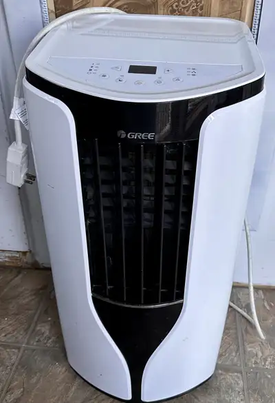 Keep cool with this GREE 12000 BTU portable air conditioner! This AC unit is perfect for cooling and...