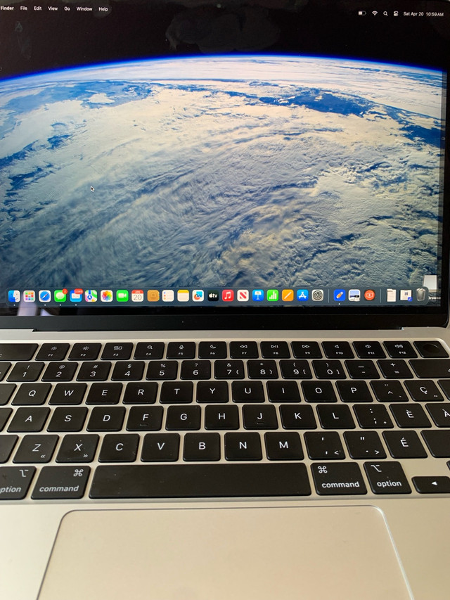 13” 2022 MacBook Air in Laptops in Edmonton - Image 4
