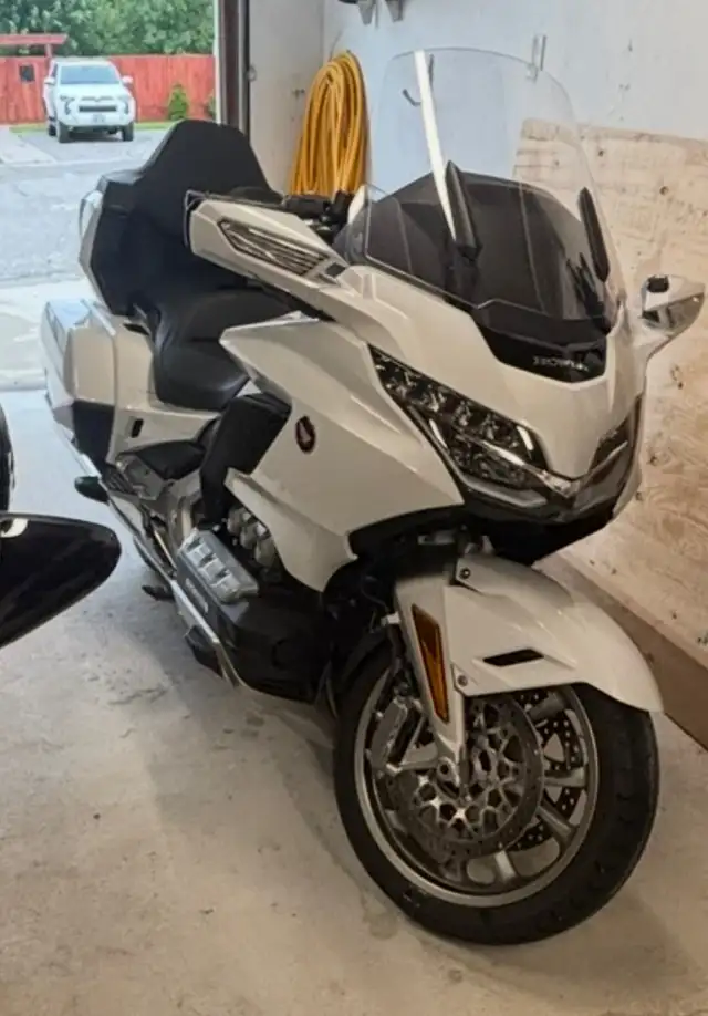 2018 Honda Goldwing Tour in Touring in Timmins - Image 2