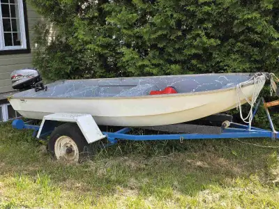 Chaloupe 12 pieds avec moteur Mariner 9.9 2 temps avec le reservoir et la remorque.
