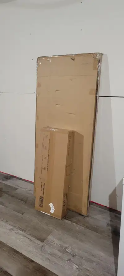 Bureau VIVO de 60 pouces par 24 pouces à vendre. Toujours dans les boîtes, pas ouvert (voir les phot...