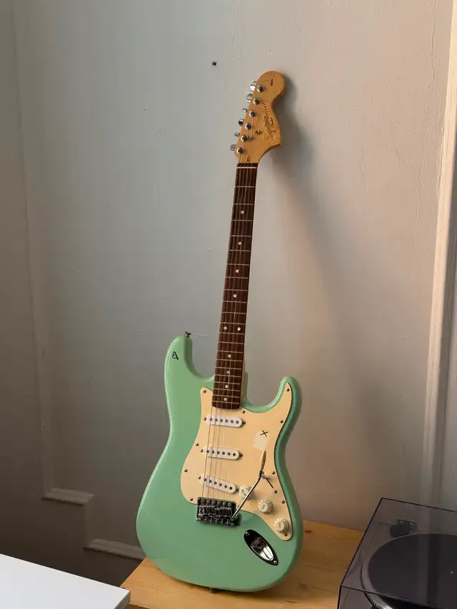 Squier Stratocaster - Surf Green in Guitars in City of Montréal - Image 2
