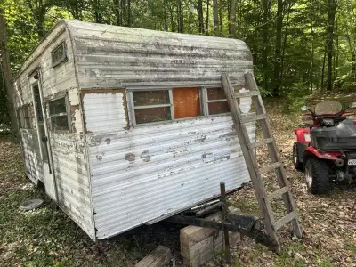 roulotte a donner bon pour camp intérieur a refaire finition extérieur en tole aluminium doit partir...