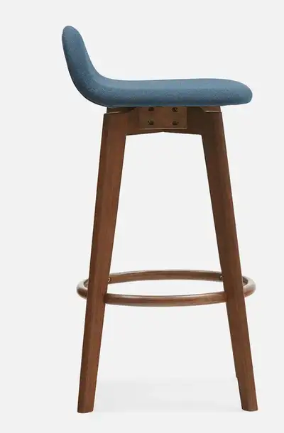 Modernisez instantanément votre îlot de cuisine ou votre bar avec Staffan, un tabouret au look rétro...