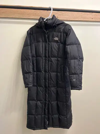 Keep cozy in this used The North Face 700-fill power down parka, perfect for those extra cold days,...