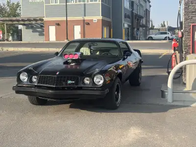 Feast your eyes on this head-turning 1977 Chevrolet Camaro Z28, a true American classic with a power...