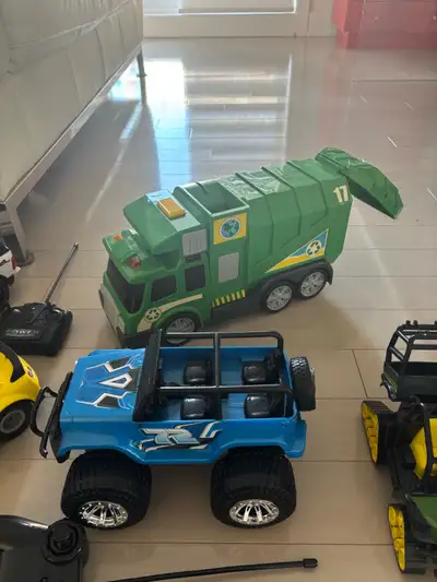 Jeeps, pick-up, différents véhicules, View more