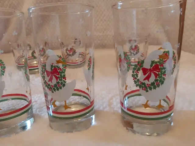 Vintage 1980's Libbey Set of 7 Christmas Goose & Wreath Glasses! in Arts & Collectibles in Saint John - Image 7