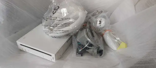 Nintendo Wii Console + Accessoires in Nintendo Wii in Laval / North Shore - Image 2