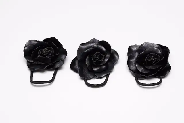 Fleurs en cuirette noir 3’’ élastique / épingle (neuves) in Costumes in Sherbrooke - Image 2