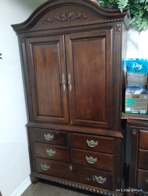 Antique Solid Rosewood Dresser and Wardrobe closet in Dressers & Wardrobes in Oakville / Halton Region - Image 4