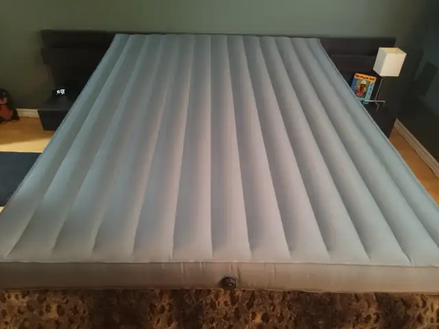 Queen Air Mattress with Electric Air Pump & Full Zip Cover in Bedding in Mississauga / Peel Region - Image 2