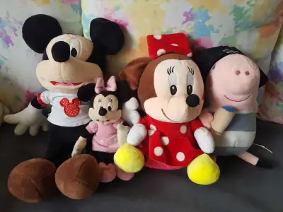***English follows *** Lot de 4 peluches Disney et Peppa Pig : Mickey Mouse, Minnie Mouse (original)...