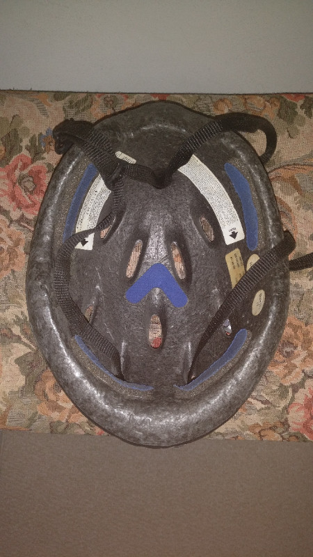 Bell Adult Bicycle Helmet -$5 in Other in City of Toronto - Image 4