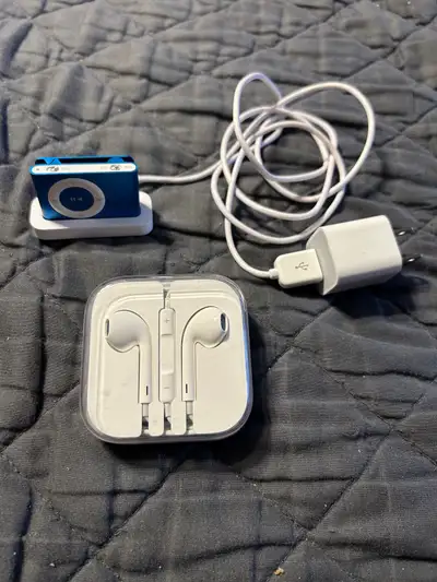 Apple iPod Shuffle A1204 1GB 2nd Gen Blue. Comes with charger and New headphones Bin52