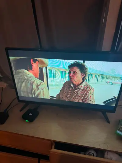 32 inch tv insignia 1080p hdmi Comes with remote Working condition