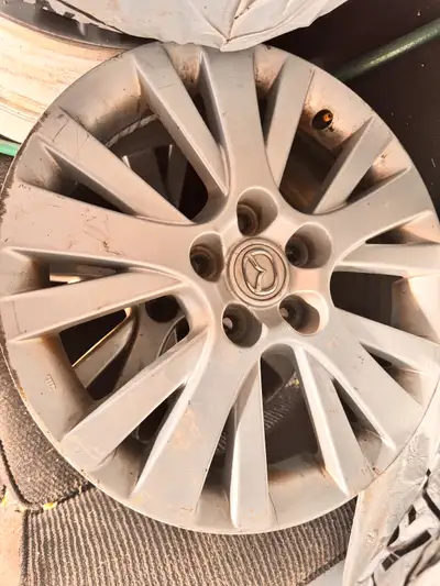 Selling a set of 17-inch alloy rims, used but in very good condition. ✔️ No bends ✔️ No corrosion ✔️...