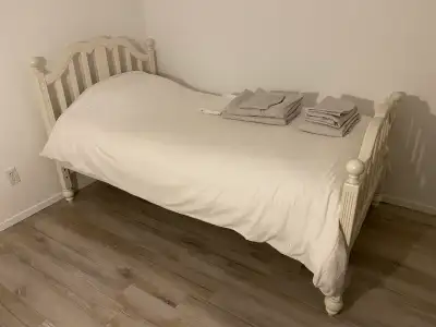 Lit simple, matelas et couvertures, Voir plus