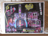 Monster High Deluxe High School Doll House Play Set (2015) MIB