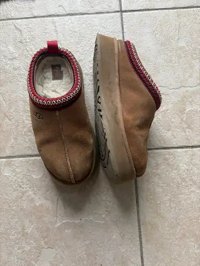 worn for 4 months. Size 8 woman’s.