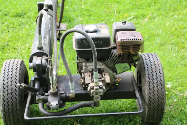 Log splitter in Lawnmowers & Leaf Blowers in Trenton - Image 5