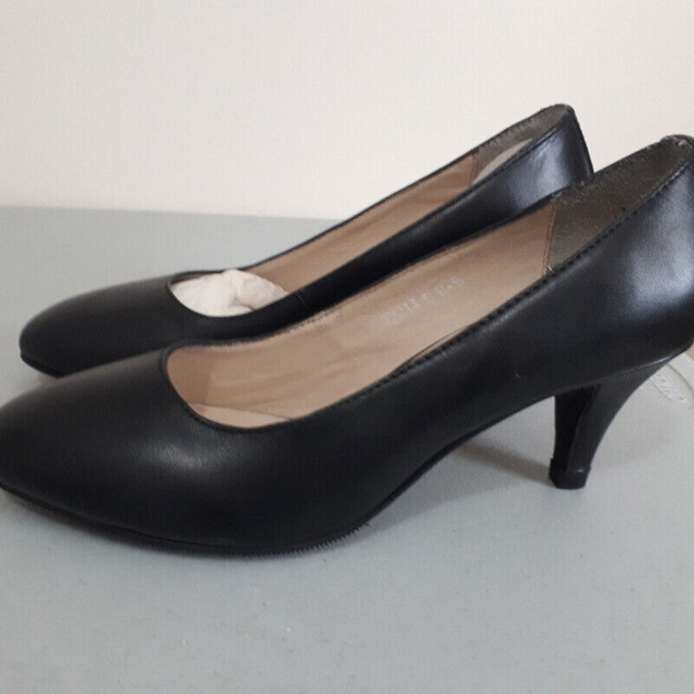 Woman's New shoes- 3 pairs to choose- all size 8.5M in Women's - Shoes in Chatham-Kent - Image 4