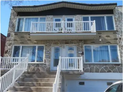 Grand 5 ½ rénové au rez-de-chaussée — disponible dès maintenant Situé dans un triplex tranquille, ce...