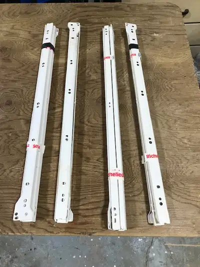 Richelieu Drawer Slides - 21 5/8-inch (550 mm) 3/4 Extension Side Mount Nylon Slides for Frameless C...