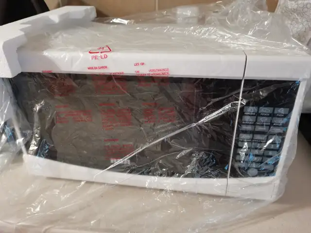 brand new RCA microwave white 700w62863285493506124