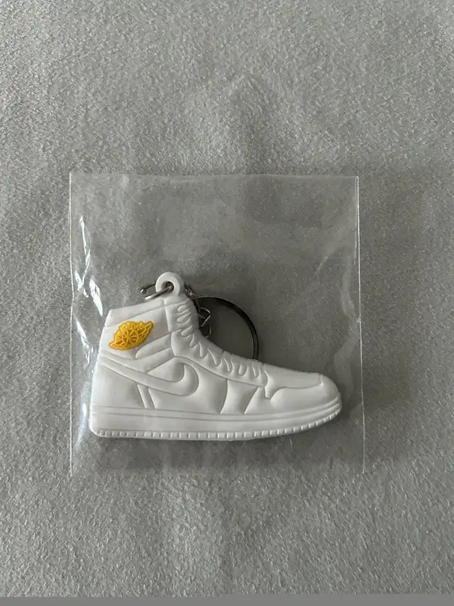 Air Jordan 1 Keychain 2D White in Men's Shoes in Markham / York Region - Image 3