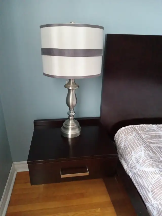 Ensemble de lit moderne, grandeur Grand lit (brun foncé) in Beds & Mattresses in City of Montréal - Image 4