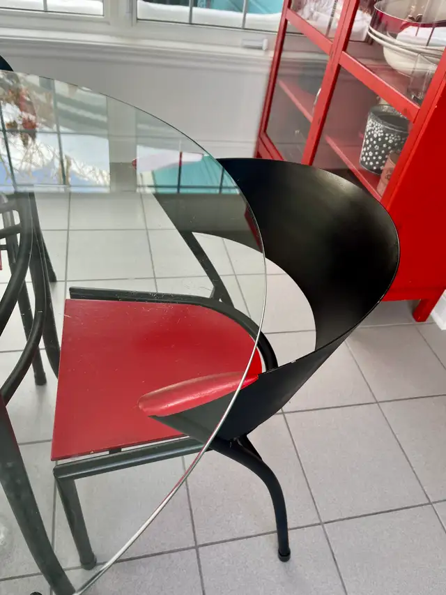 table et 4 chaises in Dining Tables & Sets in Longueuil / South Shore - Image 3