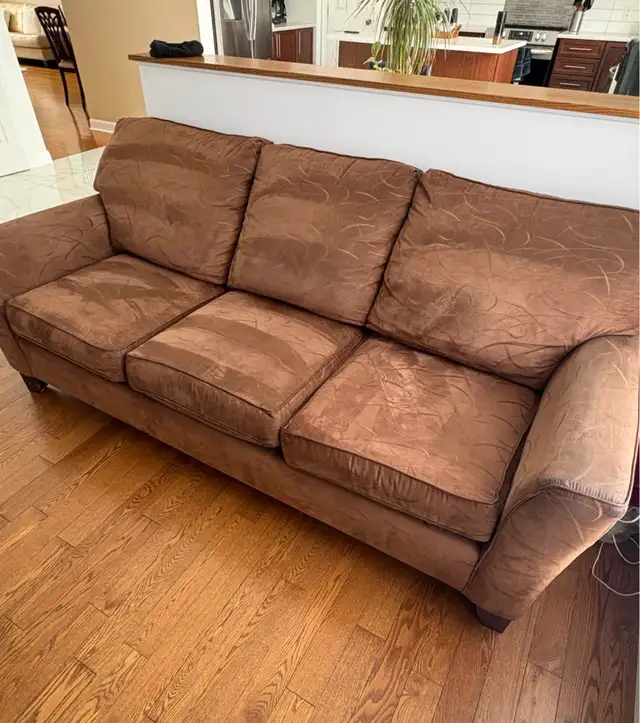 beautiful living room set in Couches & Futons in Napanee - Image 4