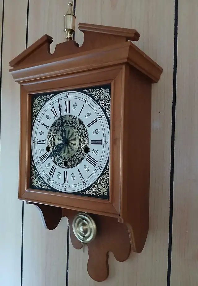 Hooded Jauch wall clock in Home Décor & Accents in Ottawa - Image 4