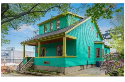 This cosy 2-storey, 3-bedroom house with a beautiful backyard, front porch and wood flooring is situ...