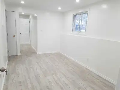 Features: -Hydro, gas, water, internet, AC included for $1500/month - Private winterized entrance +...