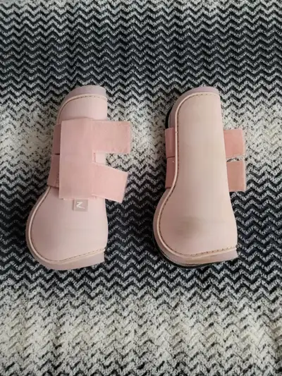 Pink tendon boots - 30$ Yellow tendon boots - 30$ Supra pollo wraps - 20$ Yellow Weatherbeeta all pu...