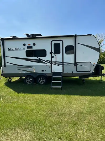 Like new-this spacious camper is in excellent condition as it has hardly been used. It comes with ex...