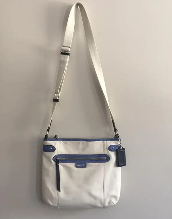 Vintage Coach Super Soft Leather crossbody shoulder Bag in Women's - Bags & Wallets in Markham / York Region - Image 4