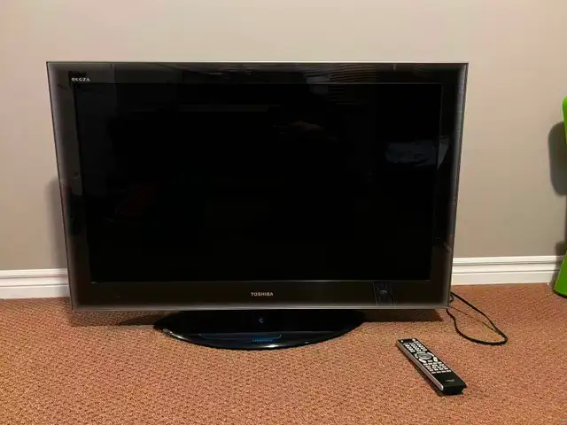 Toshiba TV 42 inch, NOT a smart TV in TVs in Ottawa - Image 3