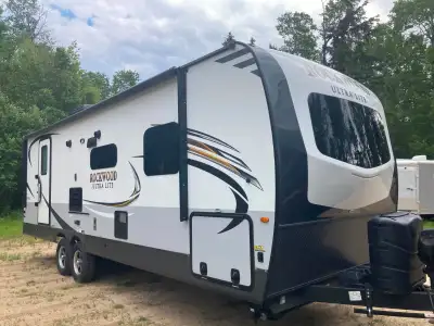 Trailer is in excellent condition. Nice clean unit and everything works as it should. Sleeps 6 (quee...