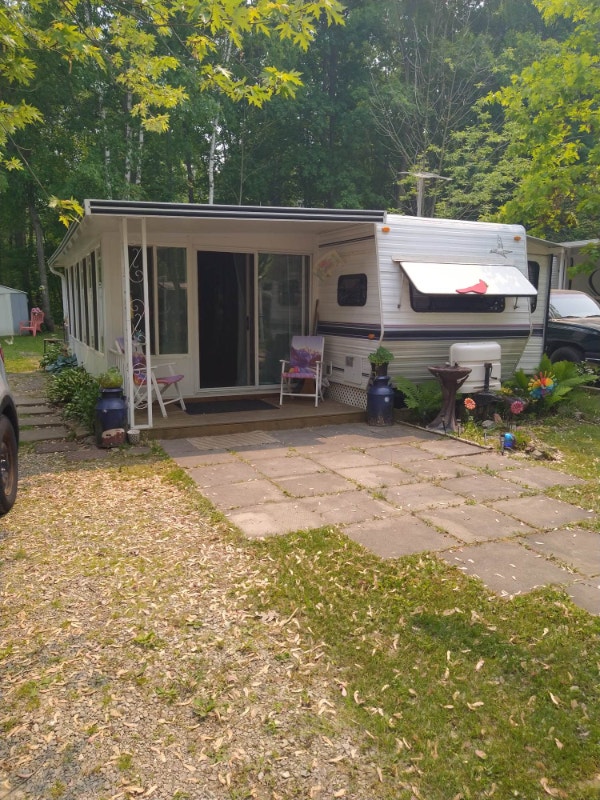 Refurshed Trailer,Addition Room, quiet park outside Dunnville. Park