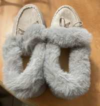 Ladies size 10/11 furry shoes