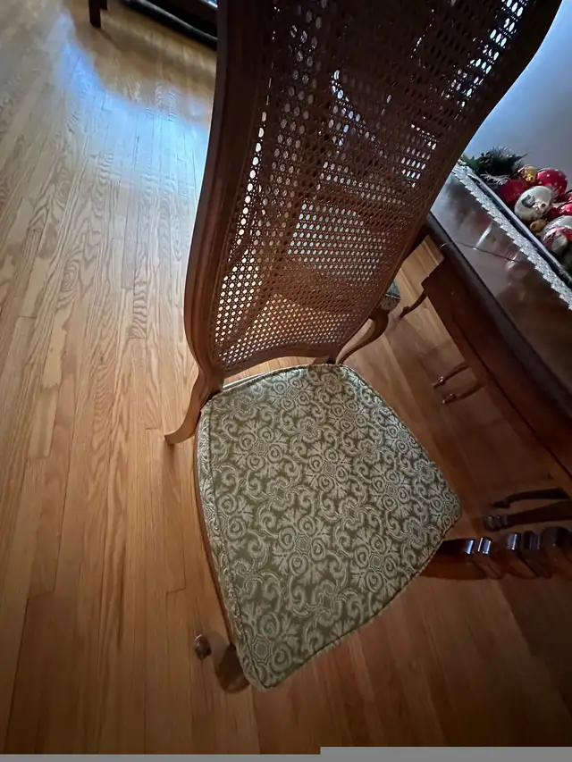 Dining room table and 5 matching chairs in Dining Tables & Sets in City of Toronto - Image 3