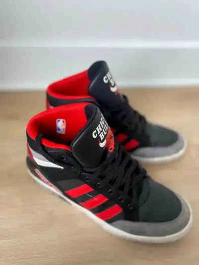 Chicago Bulls High-Top Sneakers – Men’s Size 9.5, View more