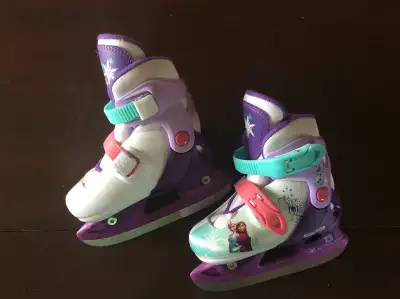 Patins à glace pour fille, la reine des neiges.La grandeur est ajustable de 8 à 11.