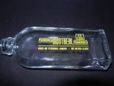 3 bouteilles de pharmacie médicaments. Vintage 1950 Une avec inscriptions PHARMACIE MONTRÉAL nous ne...