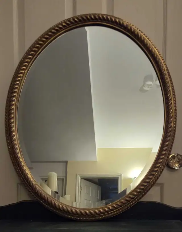 VTG CARVED WOODEN VICTORIAN GILT FRAME OVAL MIRROR- CANADA in Home Décor & Accents in City of Toronto - Image 5