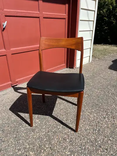 Midcentury Modern Teak Chair. vejle stole mobelfabrik of Denmark. In excellent condition with newer...